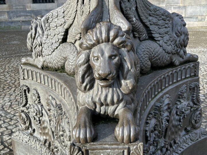 広場の街灯の根元にあるライオンの彫刻