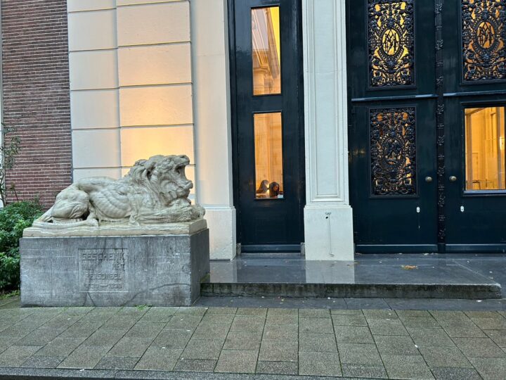 玄関前のライオンの像。向かって左側。