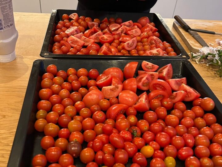 ２枚のオーブンプレートに大量に並ぶトマト