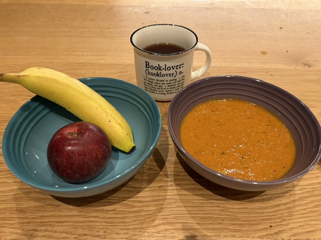 私の朝ごはん。オランダ人は食べない朝からのトマトスープ、りんごごとバナナとお茶。