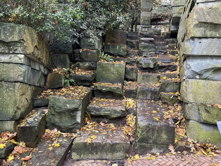 日本の城の石垣のような階段