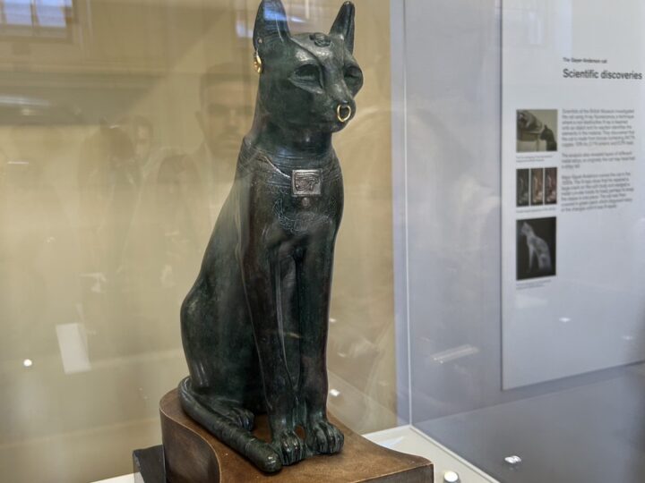 エジブトの猫の彫像